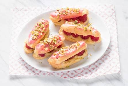 Frambozen-eclairs met kardamon banketbakkersroom