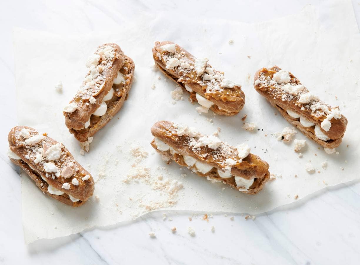 Chocolade-eclairs met dulce de leche en karamelmeringues