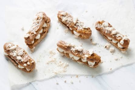 Chocolade-eclairs met dulce de leche en karamelmeringues