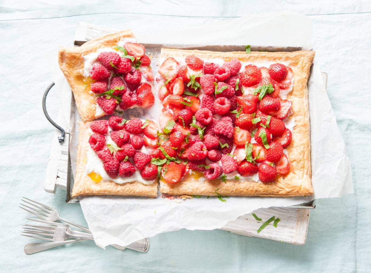 Plaattaart met lemon curd, frambozen en aardbeien