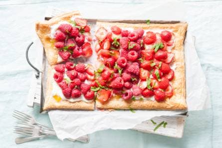 Plaattaart met lemon curd, frambozen en aardbeien
