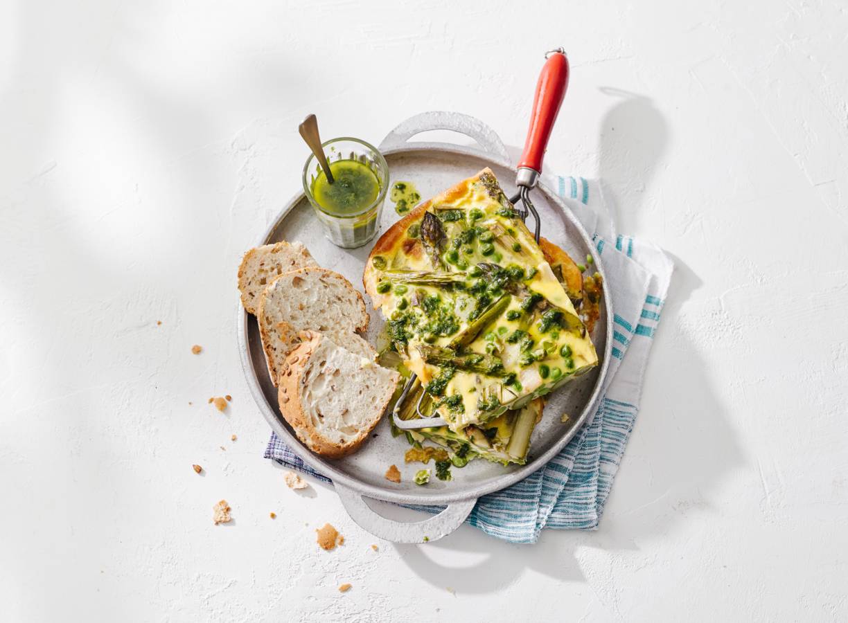 Asperge-erwtenfrittata met selderijolie