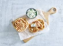 Deze broodjes met flink wat pit gril je gewoon in de pan. Easy does it!