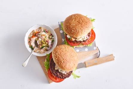 Burger met pittige saus