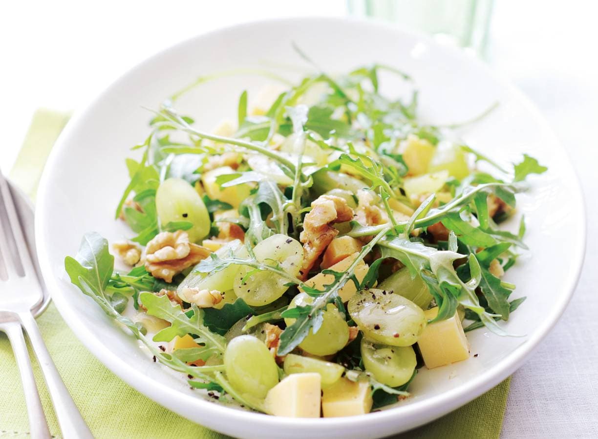 Druivensalade met rucola, kaas en noten