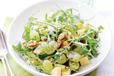 Druivensalade met rucola, kaas en noten