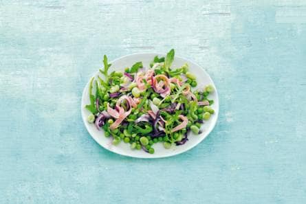 Erw­ten en tuin­bo­nen met sa­lie, ui en ham