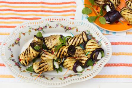 Gegrilde-auberginerolletjes met mozzarella, munt en rode peper
