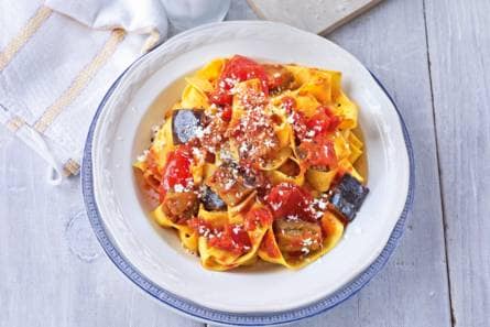 Gino D'Acampos pasta met aubergine en tomaten-knoflooksaus