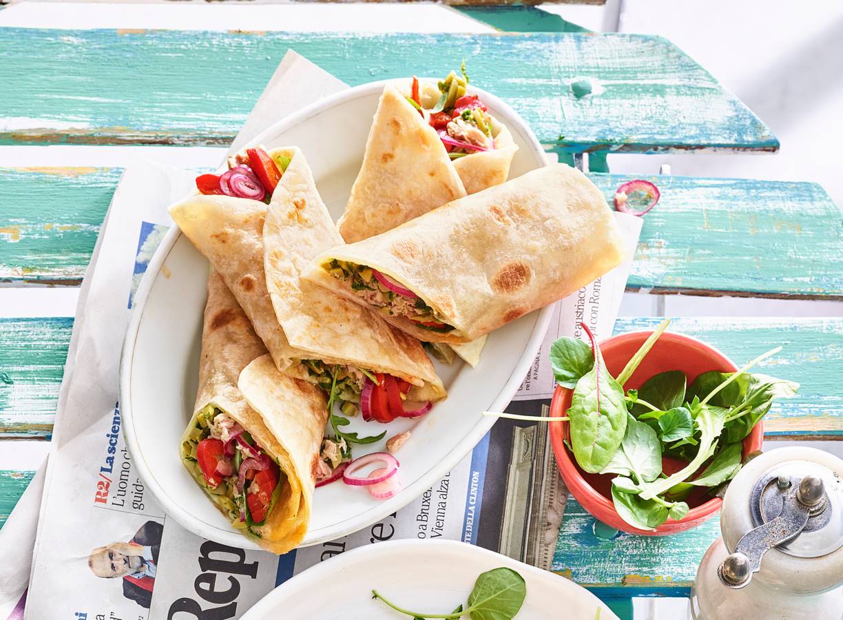 Piadina met tonijn, rode ui en rucolasalsa