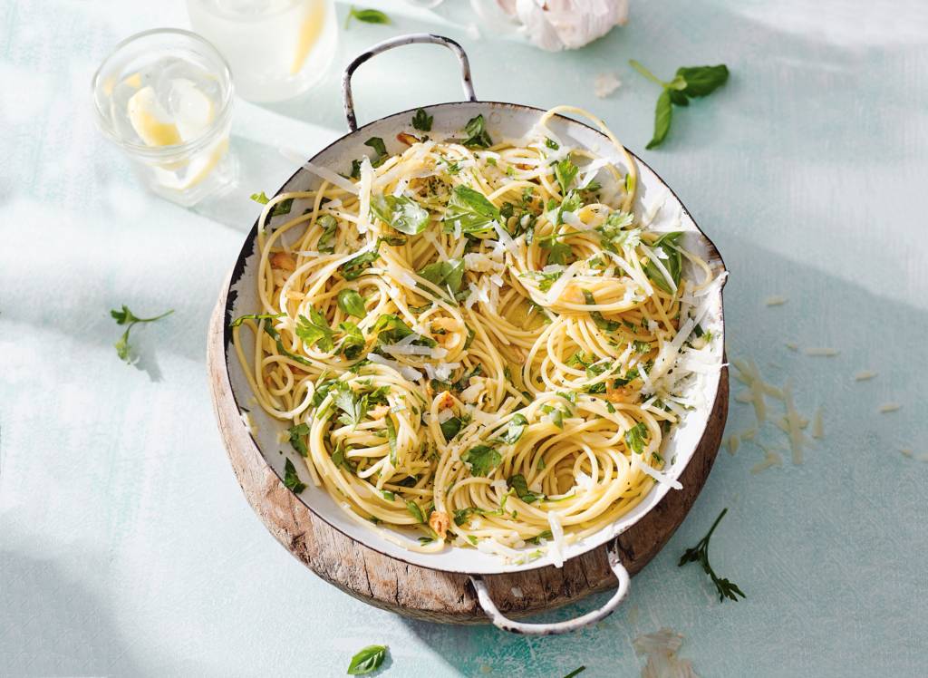 Spaghetti aglio e olio met verse kruiden. recept - Allerhande | Albert Heijn