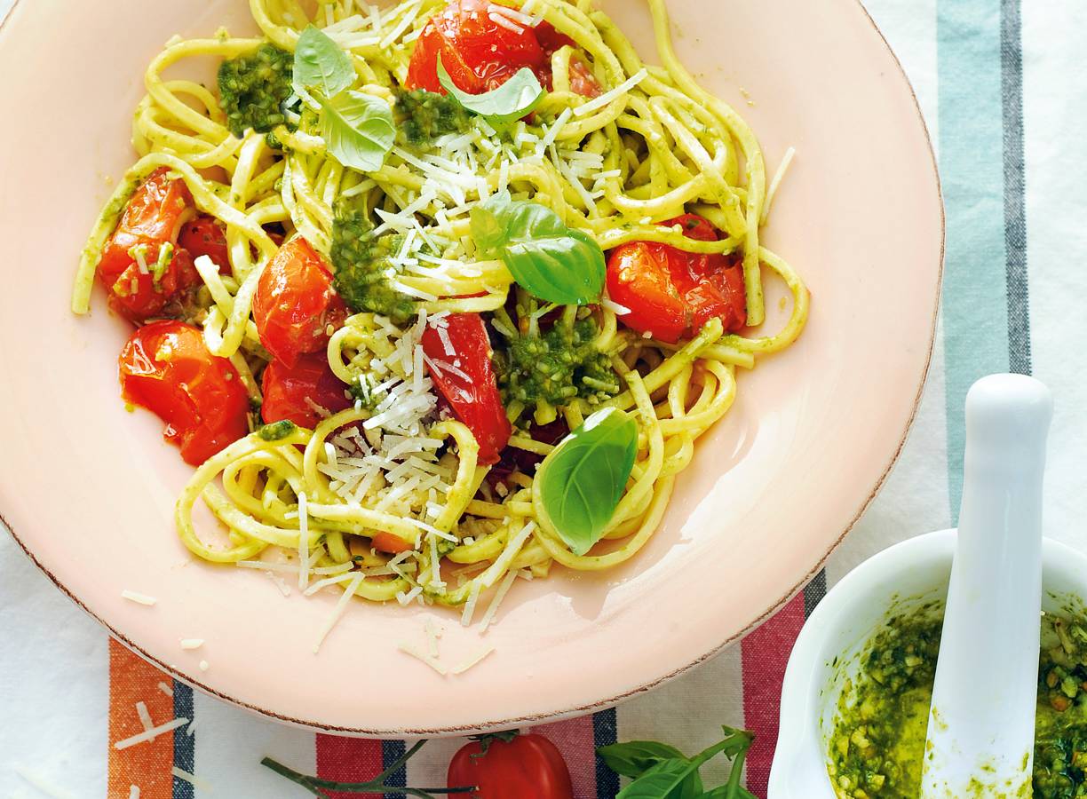 Spaghetti Alla Trapanese met amandelpesto en romaatjes