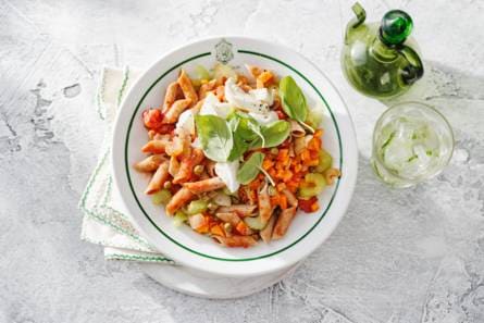 Speltpenne met tomatensaus, mozzarella en kappertjes