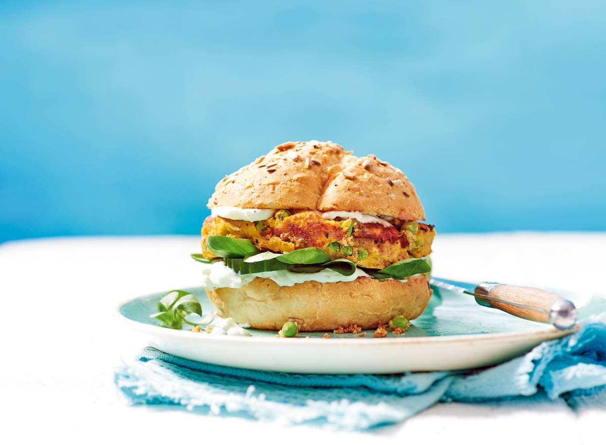 Tonijnburger van zoete aardappel en tuinerwten met kerrie