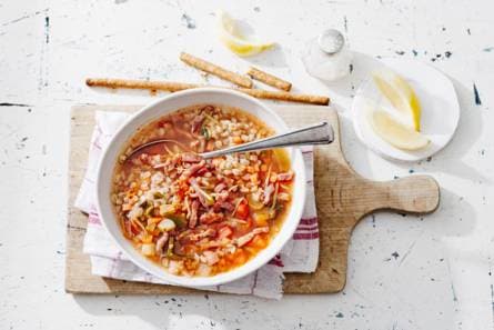 Zomerminestrone met spelt en spekjes