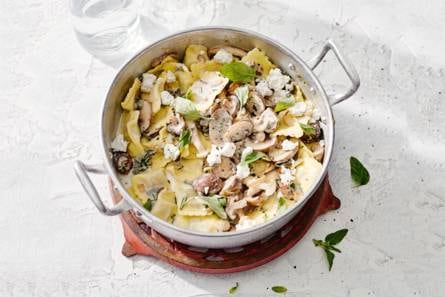 Ravioli met geitenkaas en paddenstoelensaus