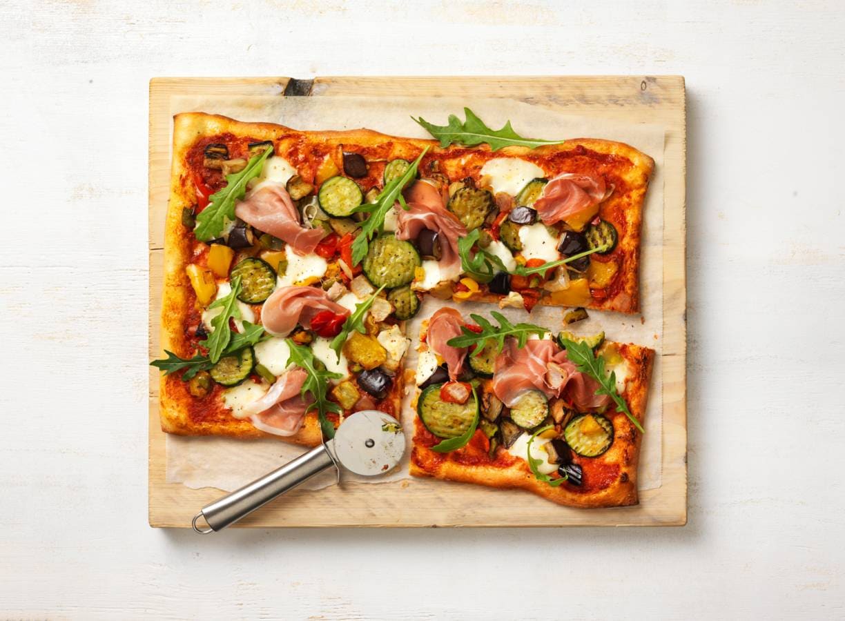 Plaatpizza met gegrilde groenten en prosciutto