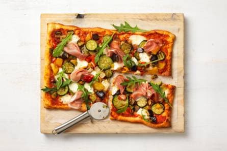 Plaatpizza met gegrilde groenten en prosciutto