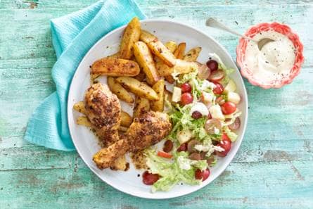 Kruidige drumsticks met frites en appelsalade