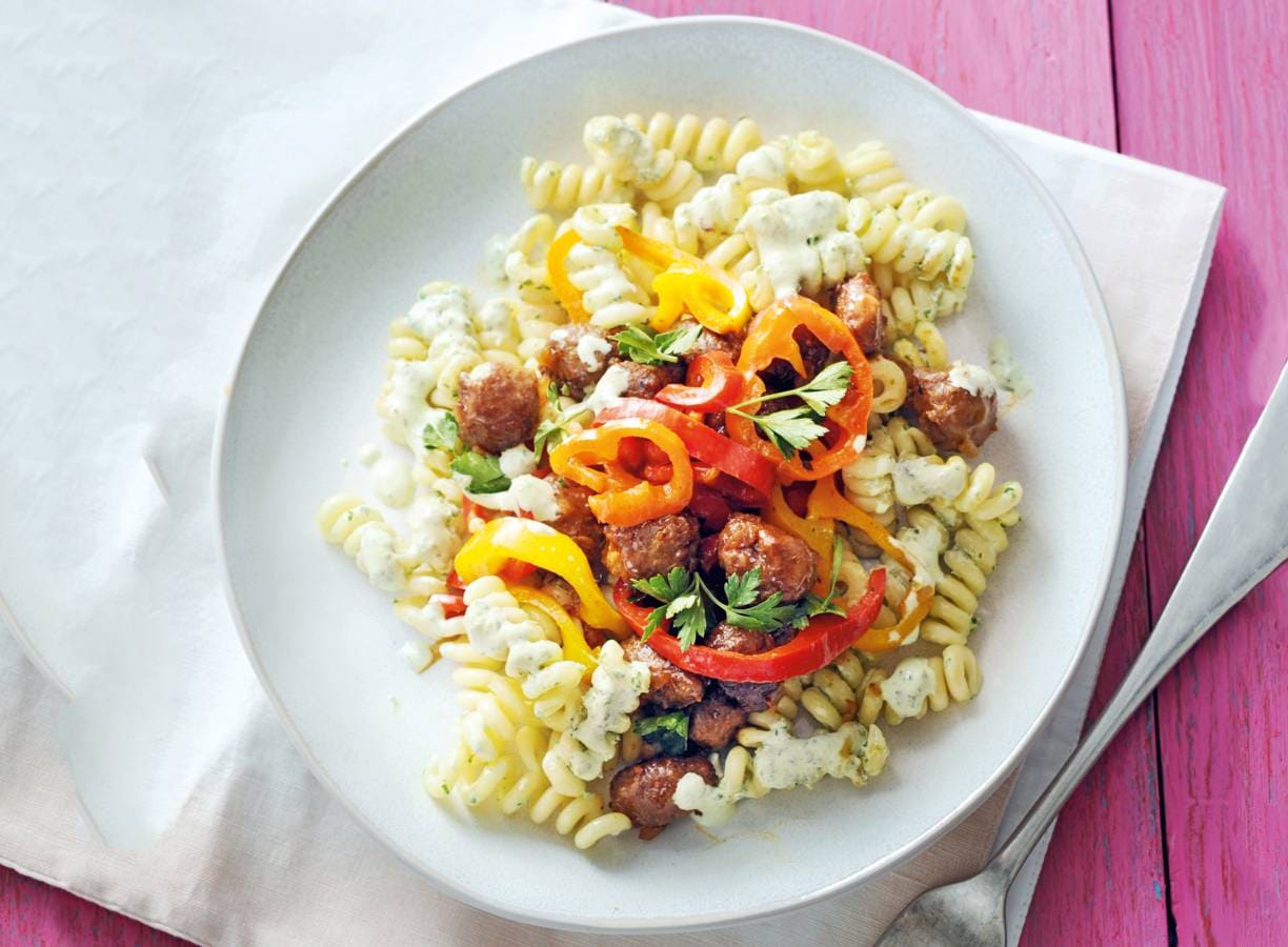 Pittige pastasalade met gehakt en puntpaprika