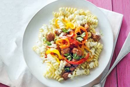 Pittige pastasalade met gehakt en puntpaprika