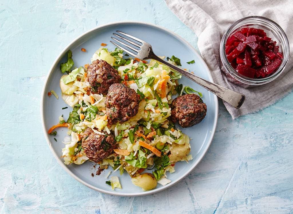 Deense gehaktballetjes met bietjes en aardappelhuts