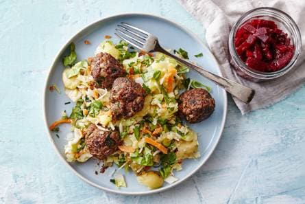 Deense gehaktballetjes met bietjes en aardappelhuts