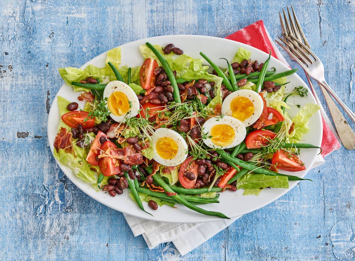 Maaltijdsalade met spek, haricots verts en gebakken bonen