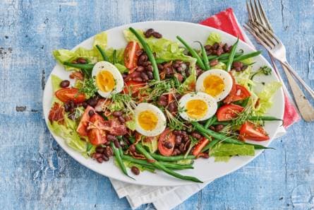 Maaltijdsalade met spek, haricots verts en gebakken bonen