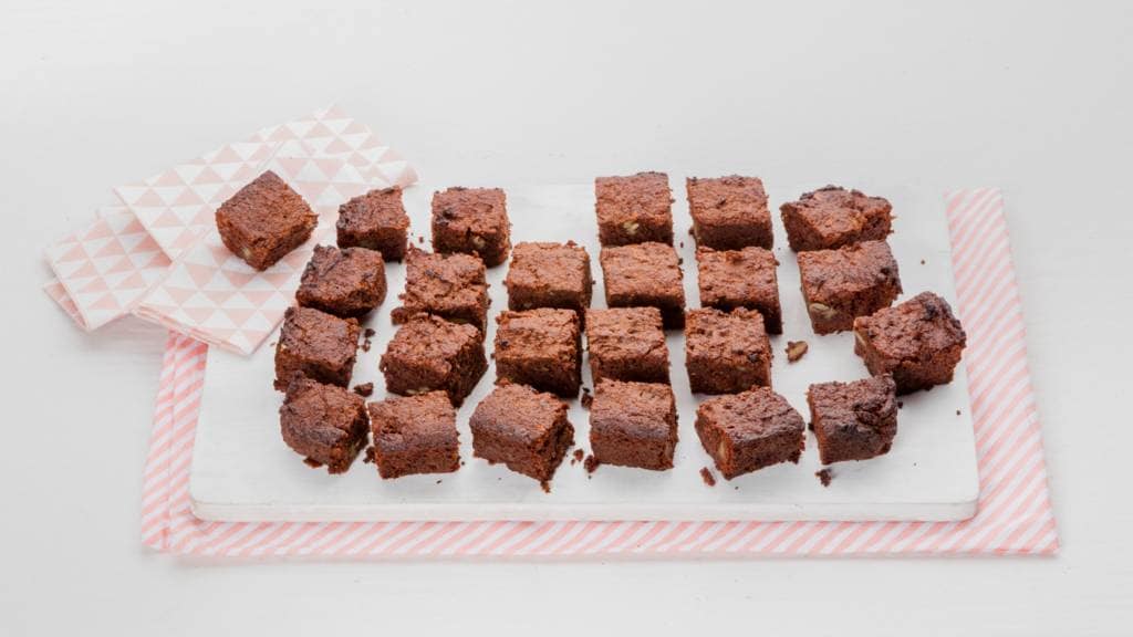 Brownies met amandelmeel, dadels en pecannoten Recept Allerhande Albert Heijn