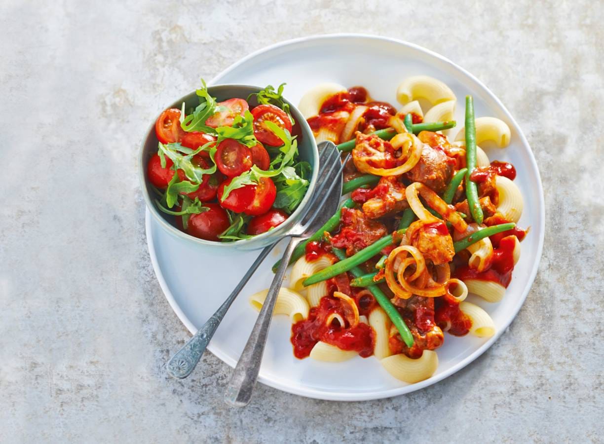 Schelpjespasta met kip en tomaat-rucolasalade