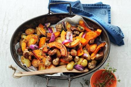 Pompoen, aardappel, rode ui en worst uit de oven
