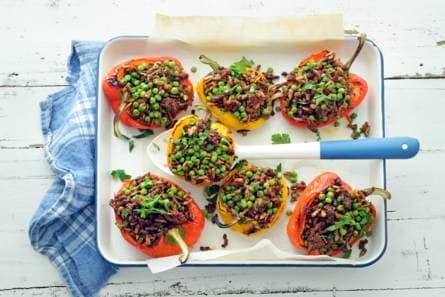 Paprika's gevuld met tuinerwten en gehakt