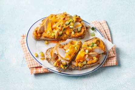 Brood met gerookte kip en cheddar uit de oven (chicken melt)