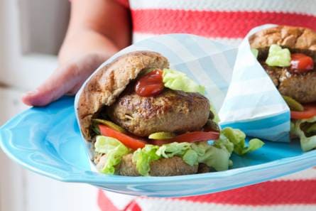 Broodje burger met verborgen groenten