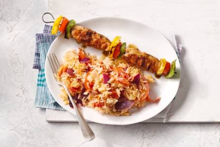 Kip-groentekebab met tomatenrijst
