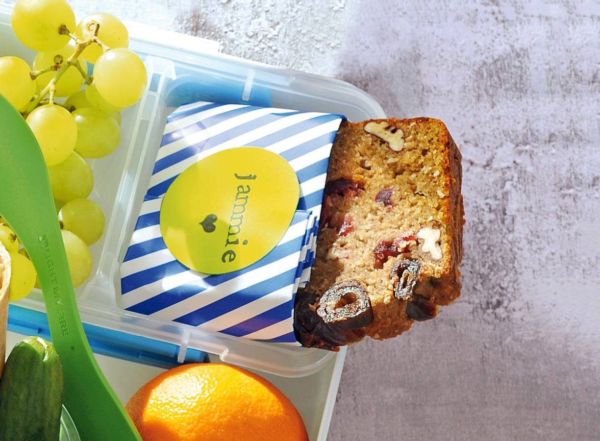 Ontbijtcake met noten en banaan
