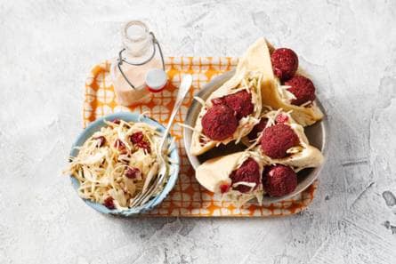 Pita's met bietenfalafel en coleslaw