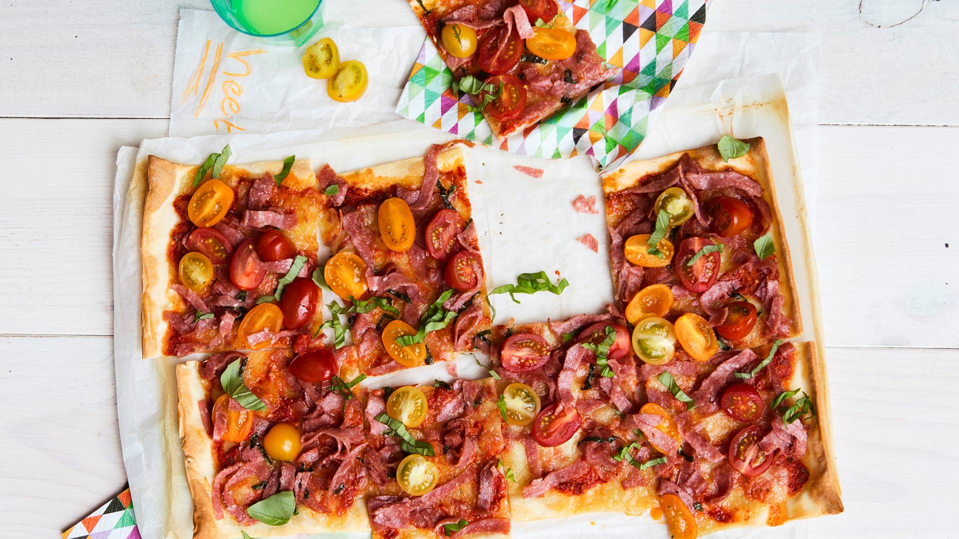 Plaatpizza met salami en tomaatjes recept Allerhande Albert Heijn