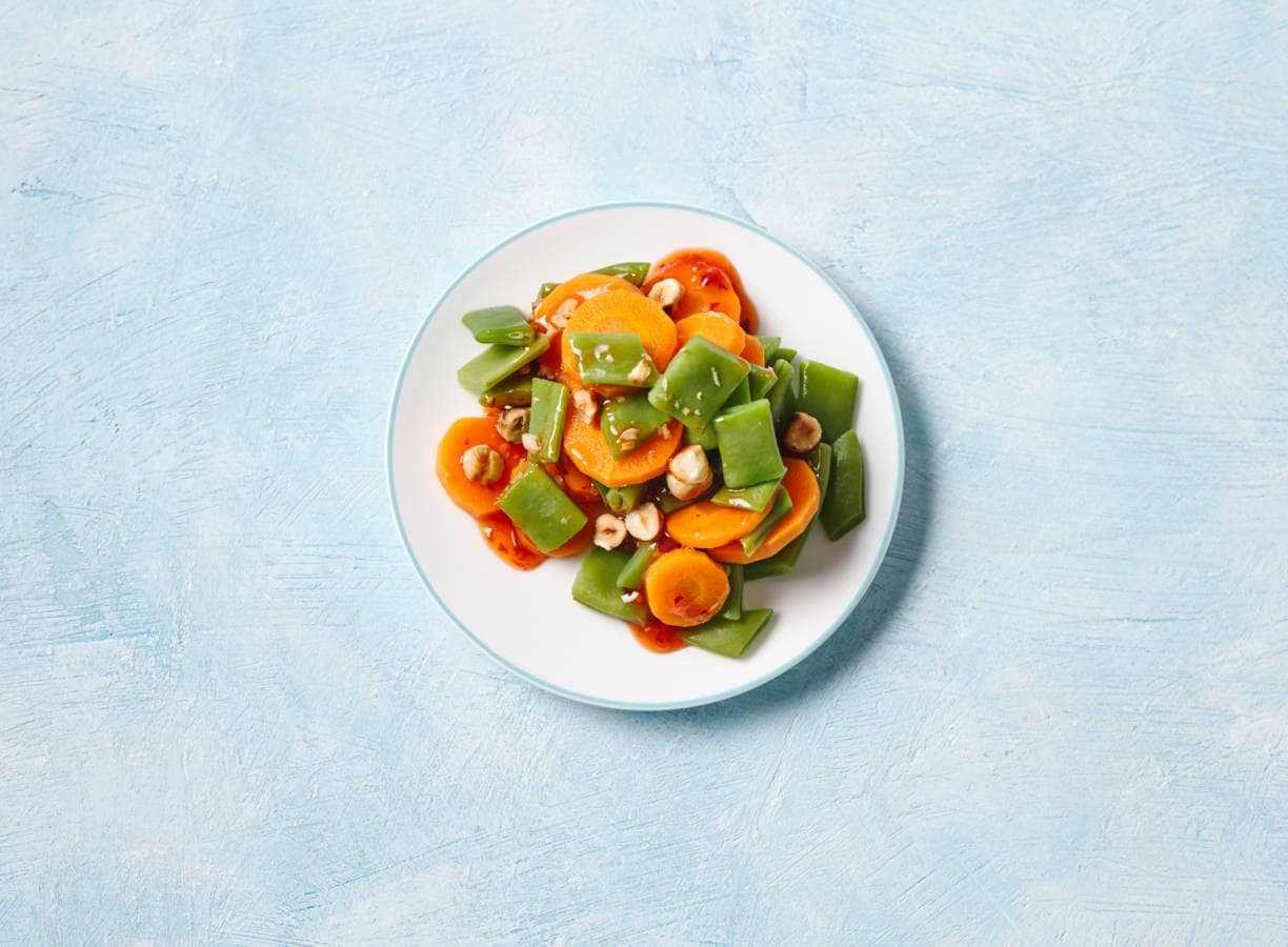 Snijbonen-wortel-salade met hazelnoten