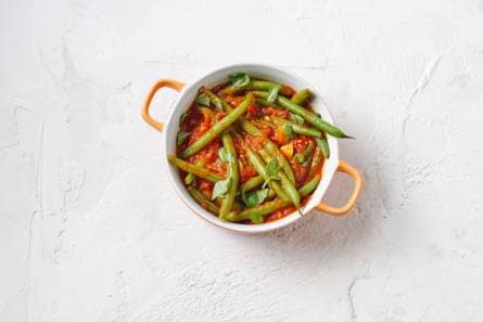 Sperziebonen in knoflook-tomatensaus