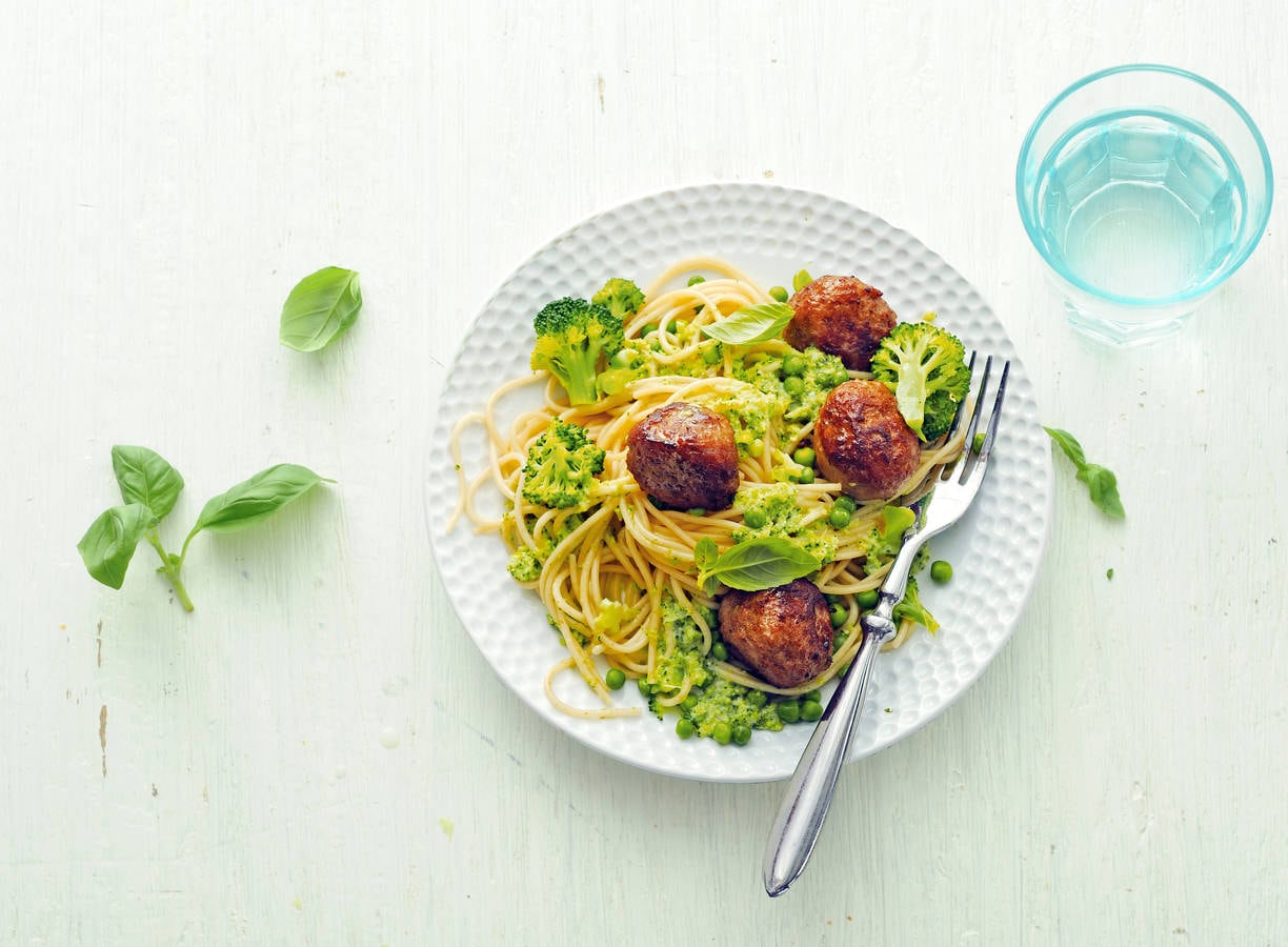 Pasta met gehaktballetjes & tuinerwten