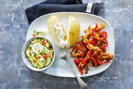 Kipreepjes met gepofte aardappel en rauwkost