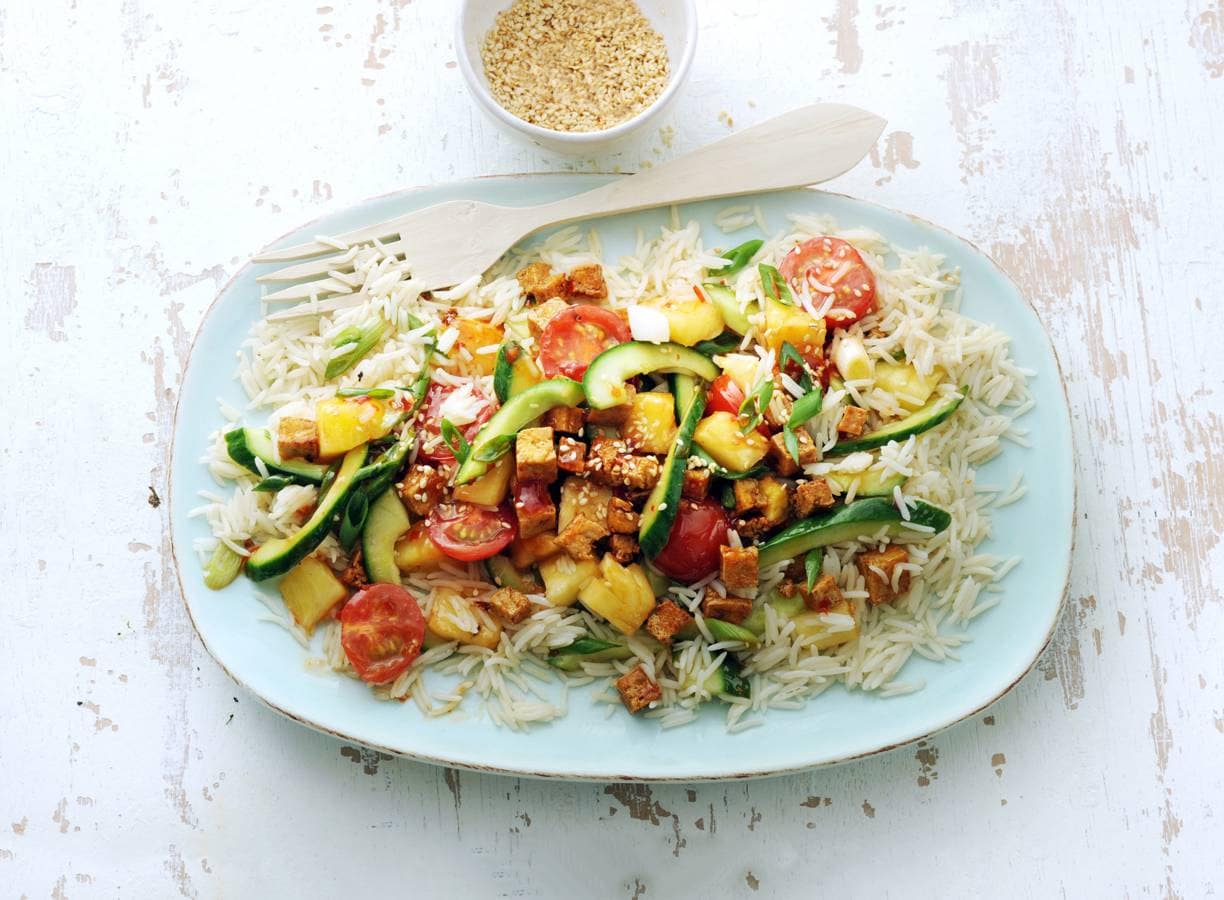 Thaise roerbak met komkommer, cherrytomaten, ui, ananas en tofu
