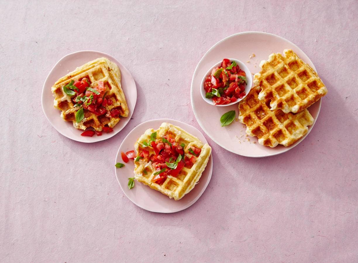 Hartige wafels met Parmezaanse kaas en tomatensalsa