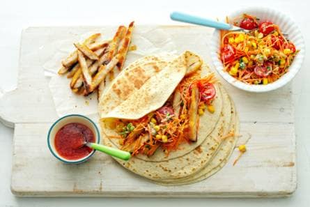 Wraps met kipschnitzel, mais en rozijnen