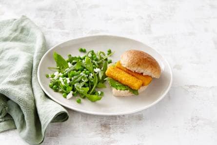 Broodje visstick met rucola-tuinerwten-fetasalade