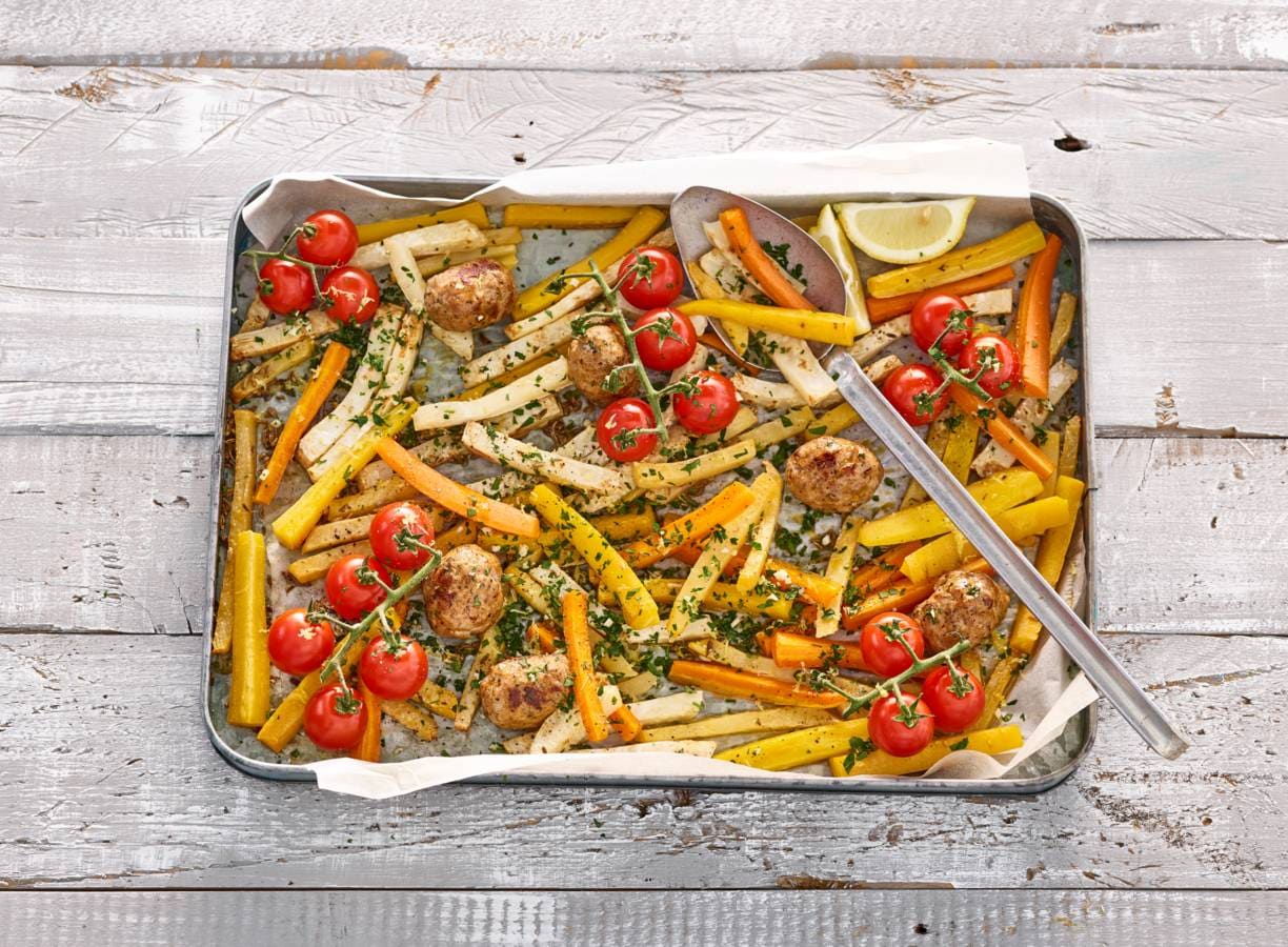Traybake met gehaktballetjes, groentefriet en gremolata