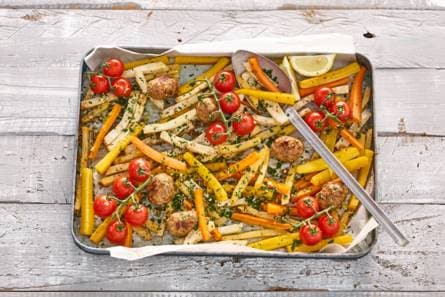 Traybake met gehaktballetjes, groentefriet en gremolata
