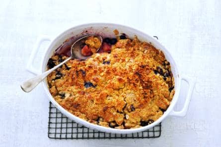 Blauwe bessen-appelcrumble